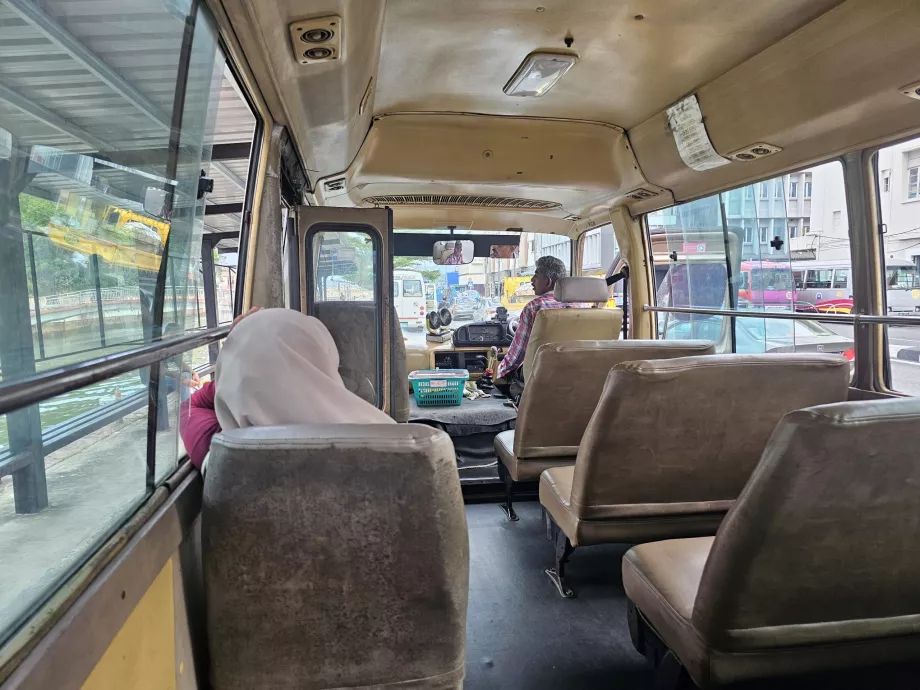 Interiorul unui autobuz de transport public