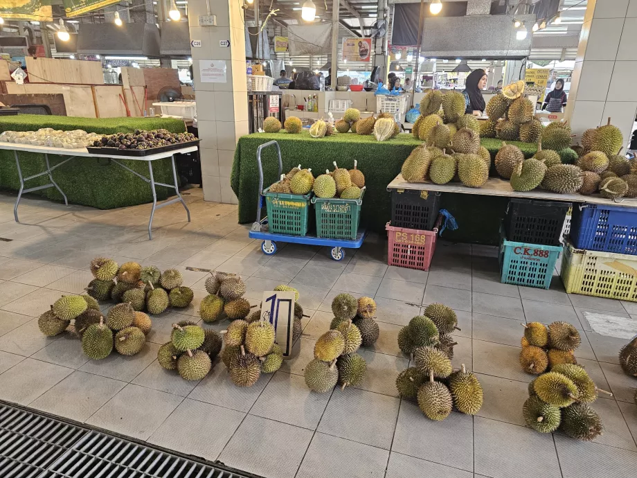 Durians în piața de noapte Gadong