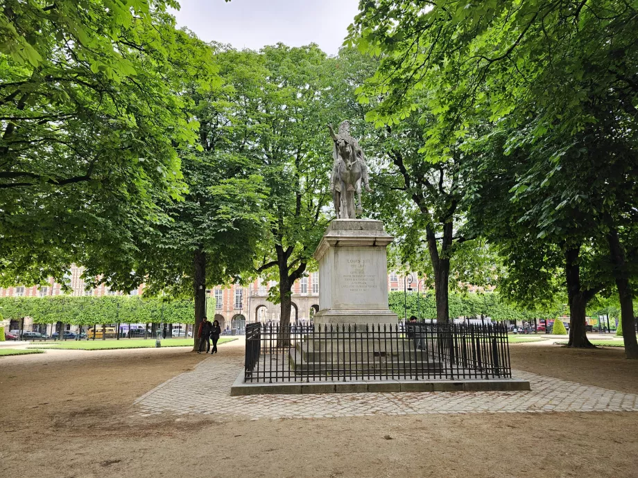 Statuie ecvestră, Place des Vosges