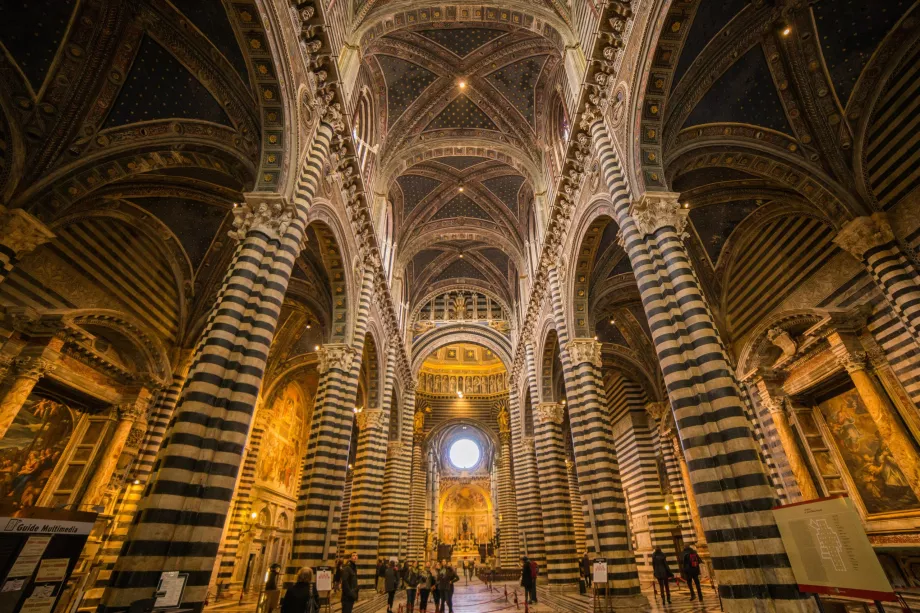 Vedere generală a interiorului catedralei