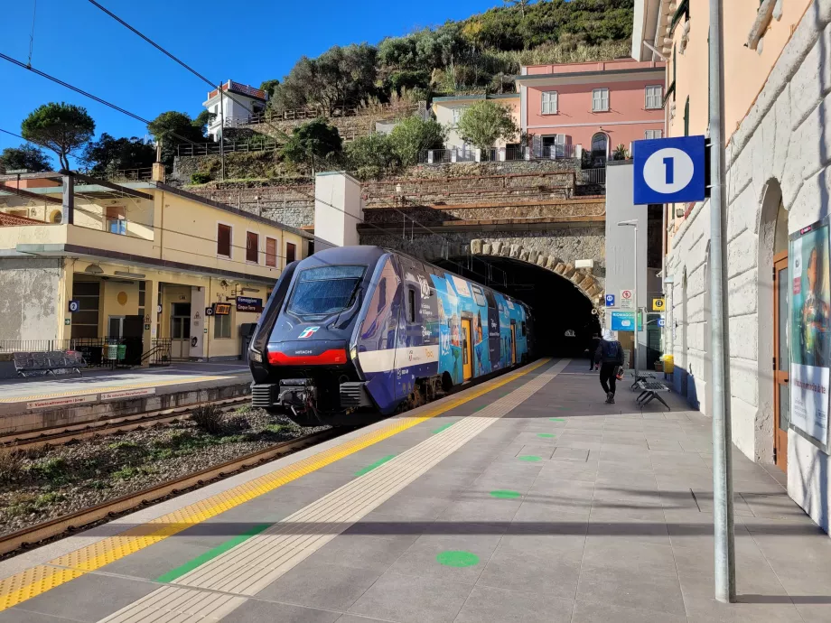 Tren care sosește din Sestri Levante