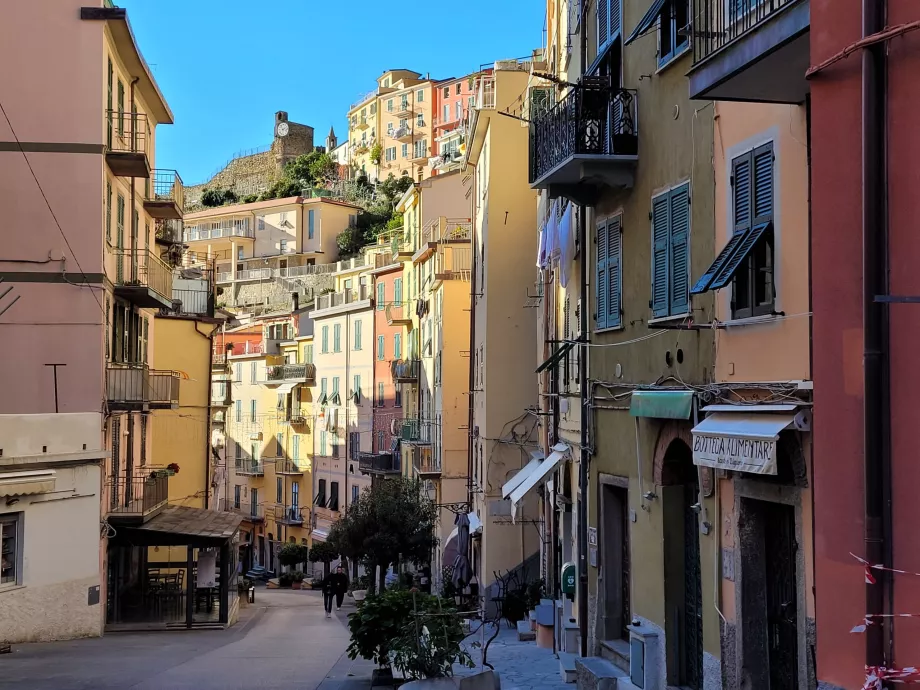 Strada principală Via Colombo și Castillo în fundal