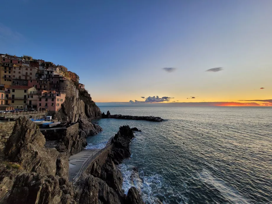 Apus de soare peste Manarola