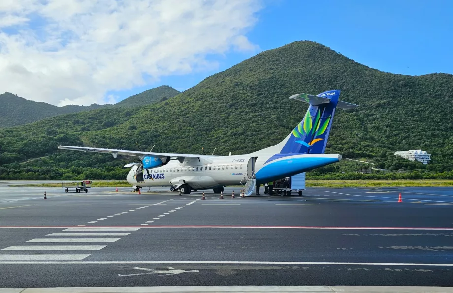 Avion ATR72 pe aeroportul Saint Martin SFG