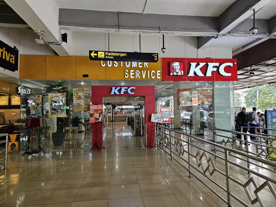 KFC în fața sălii de sosire