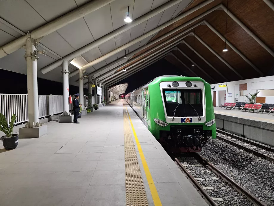 Tren către Aeroportul Solo