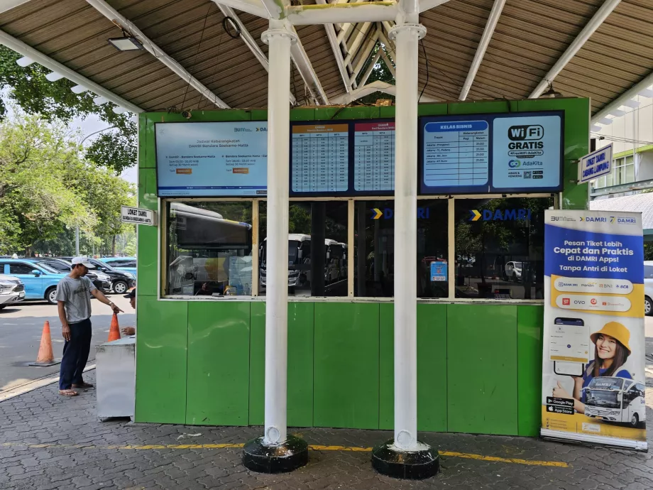 Casierie - stația de autobuz de la stația Gambir