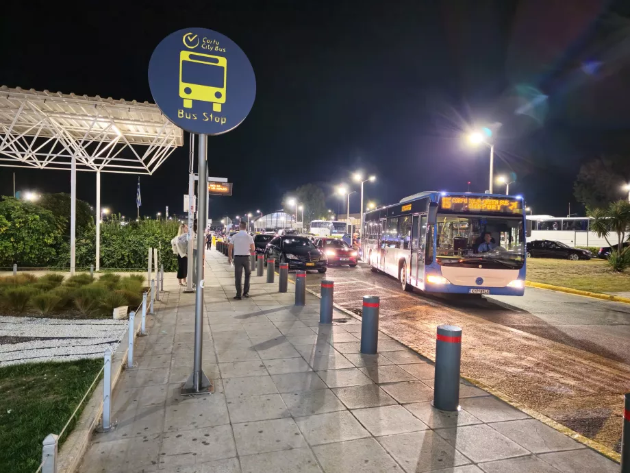 Stație de autobuz la aeroport