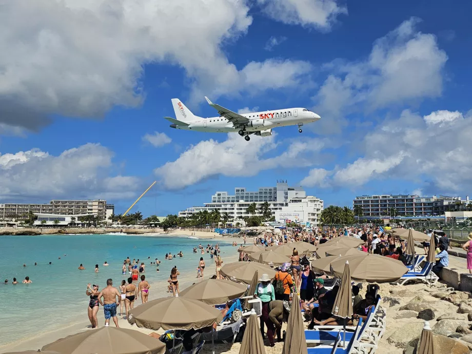 Sky High Dominicana pe plaja Maho