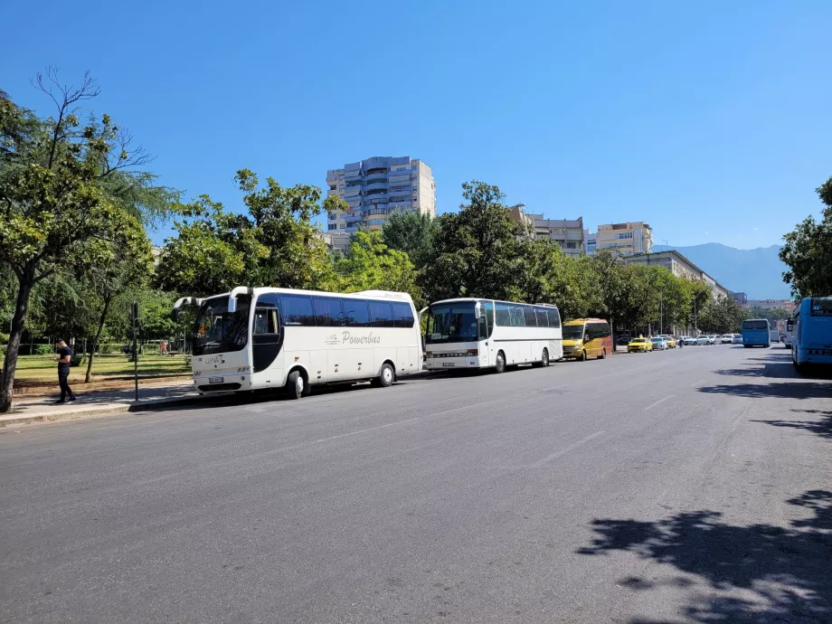 Autobuze spre aeroport pe partea de est a pieței