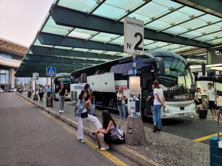 Opriri de autobuz în direcția Milano