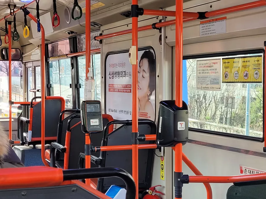 Cititor de bani TM la coborârea din autobuz