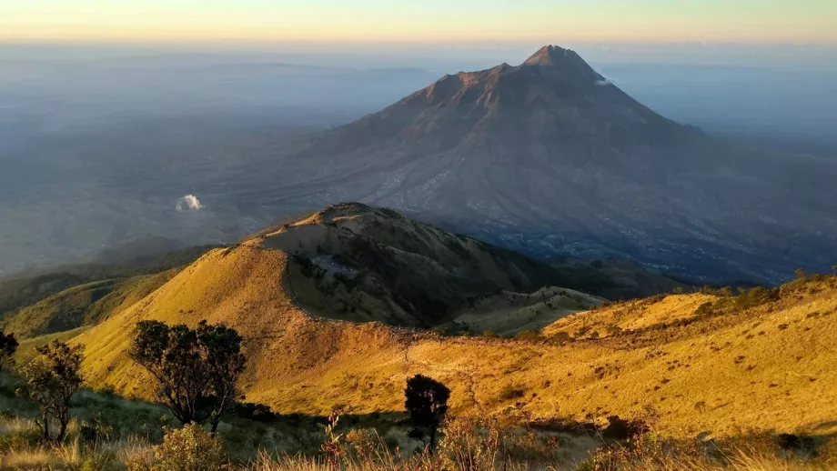 Vedere din vârful muntelui Merbabu către vulcanul Merapi