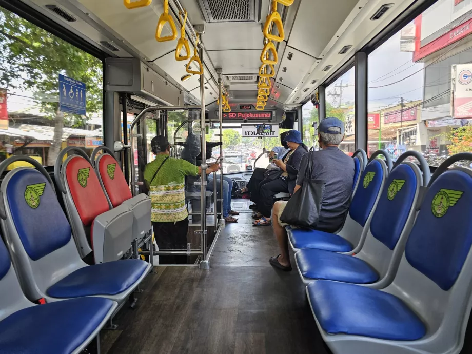 Interiorul autobuzelor TransJogja