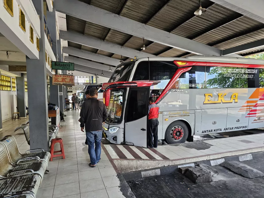 Autobuze interurbane către Surabaya