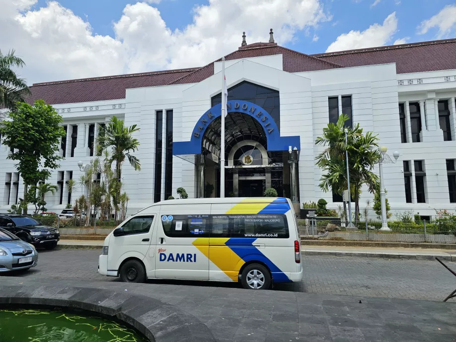 Stația de autobuz DAMRI în fața Bank Indonesia