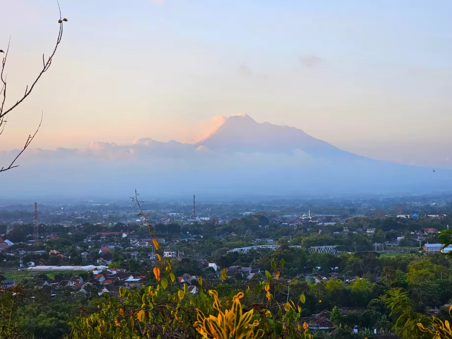 Ratu Boko, vedere la vulcanul Merapi