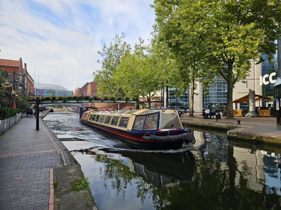 Bărci pe canalele din Birmingham