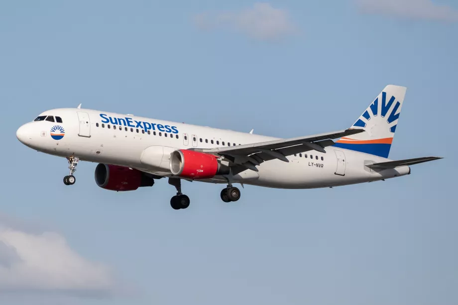 Aeronava SunExpress LY-NVR