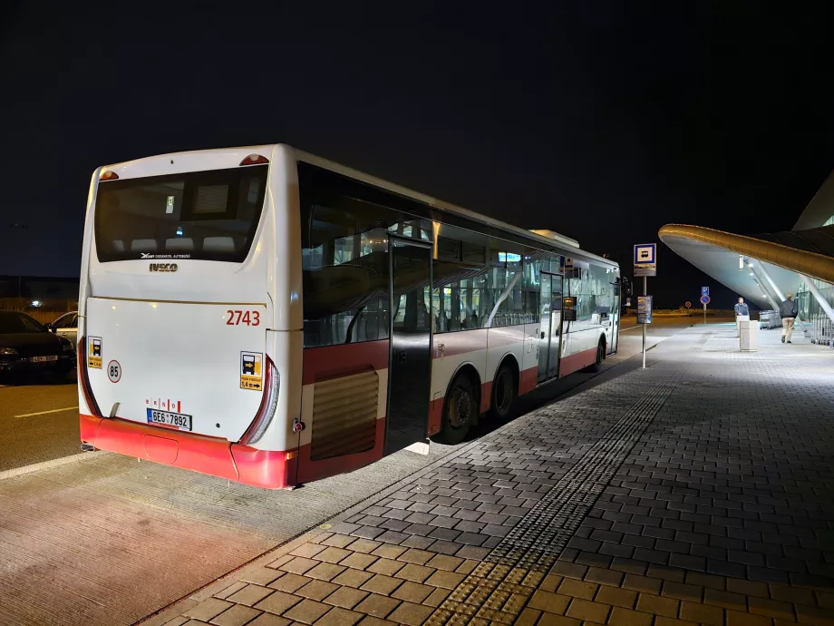 Stație de autobuz în fața terminalului