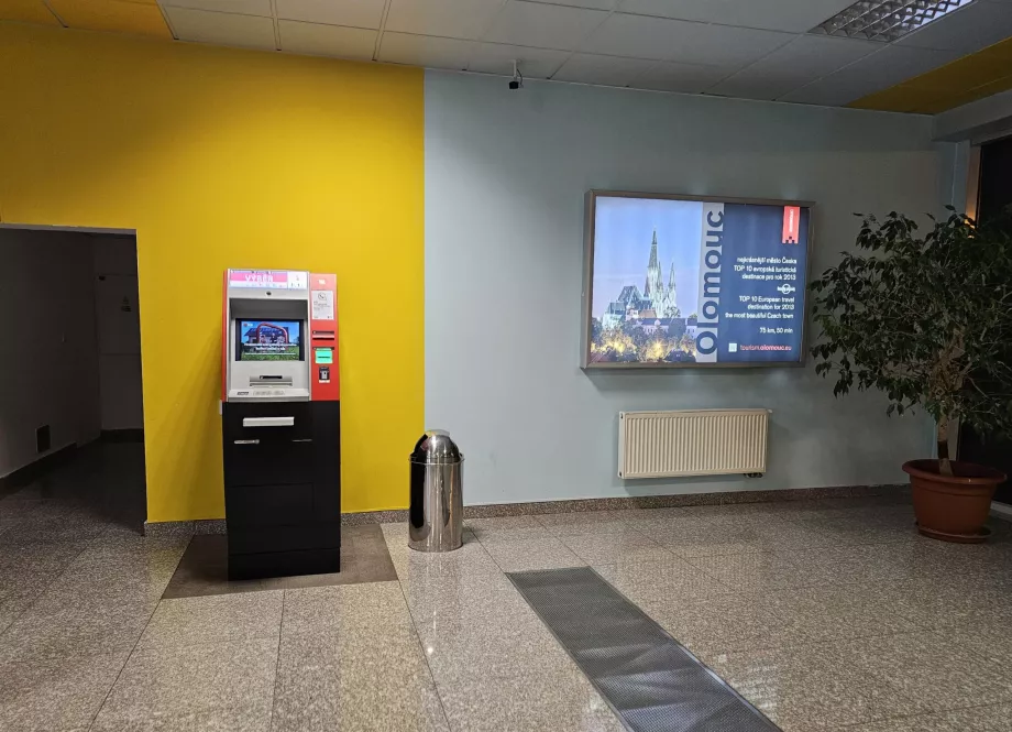 Bancomat în sala de sosiri, Aeroportul BRQ