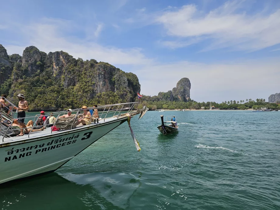 Acostarea navelor mari la Railay