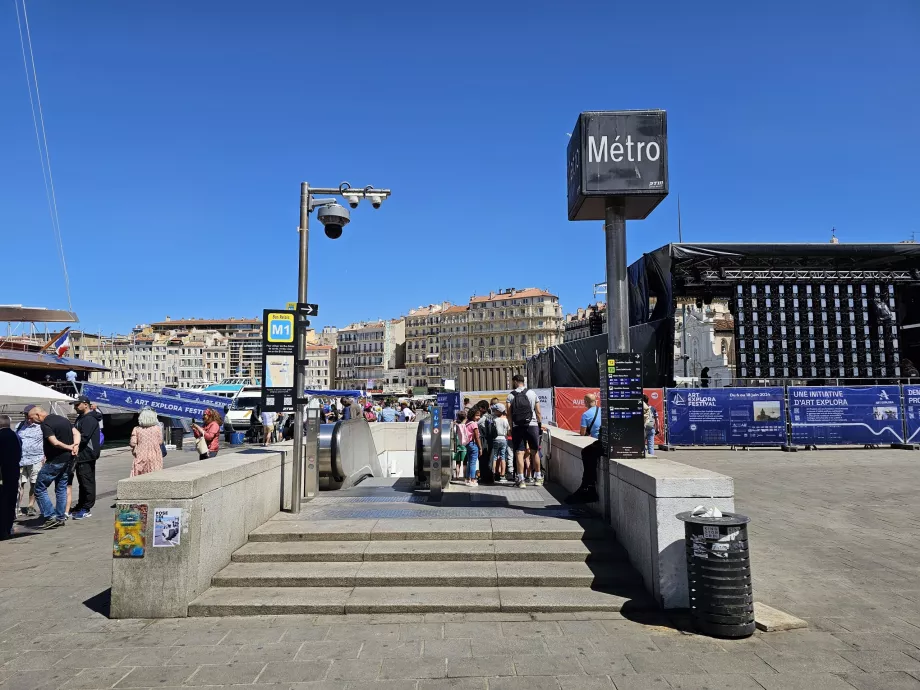 Intrarea la stația de metrou