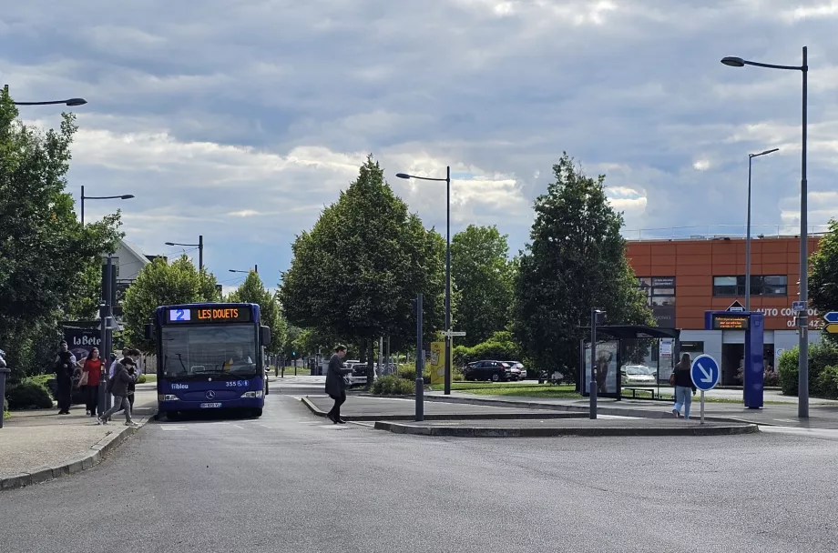 Linia de autobuz 2, opriți în direcția centrului, pe dreapta