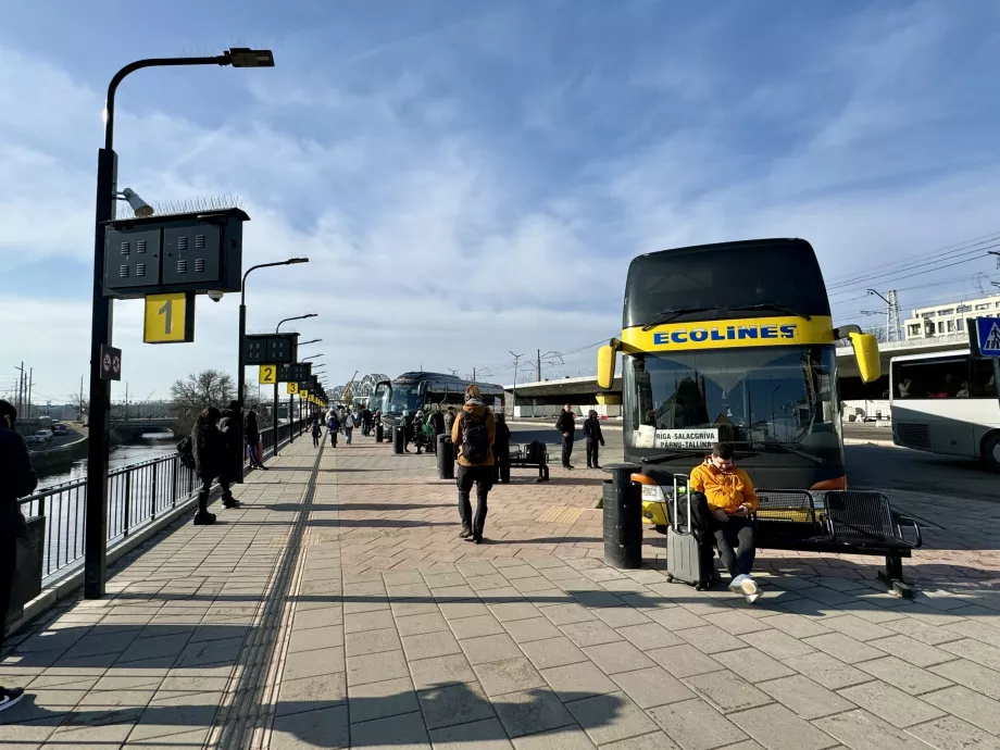 Stații de autobuz la Gara Riga