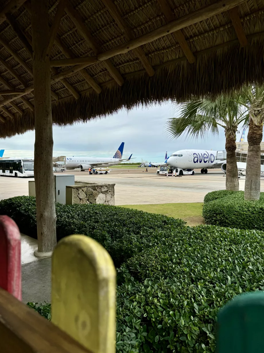 Vedere a zonei aeroportului de la locul de joacă