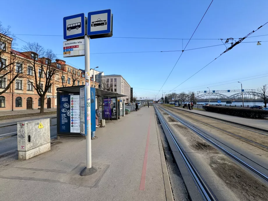 Stație de autobuz și tramvai