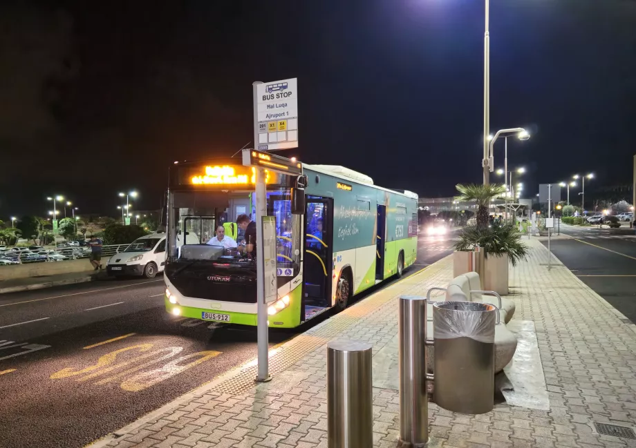 Stație de autobuz la Aeroportul Malta