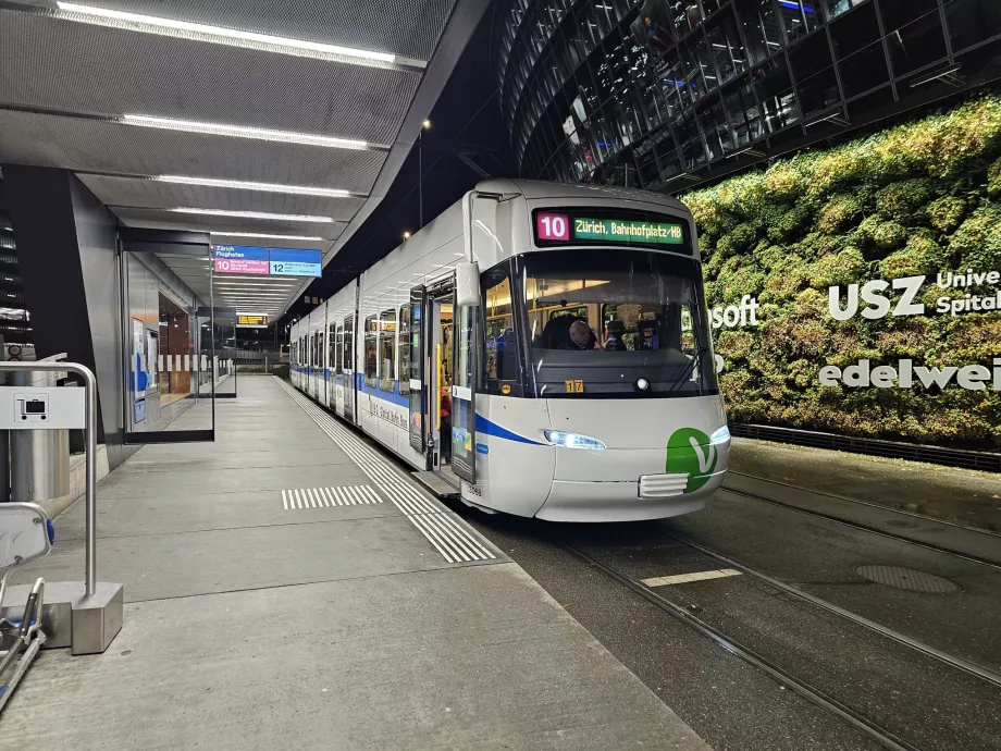 Stație de tramvai la aeroport