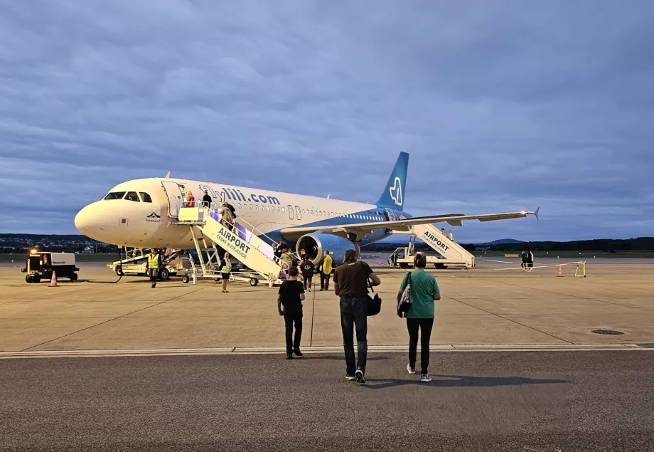 Airbus A320 Fly Lili la Aeroportul České Budějovice