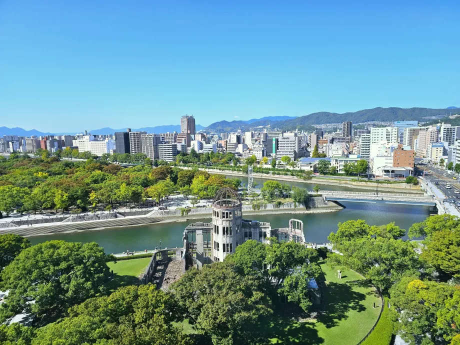 Turnul Orizuru, vedere la Memorialul Păcii din Hiroshima