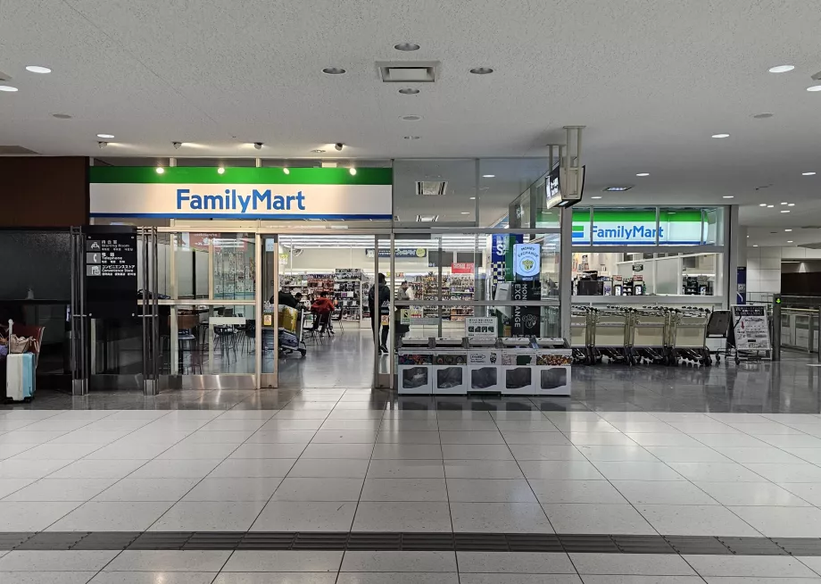 Family Mart lângă platforma de tren