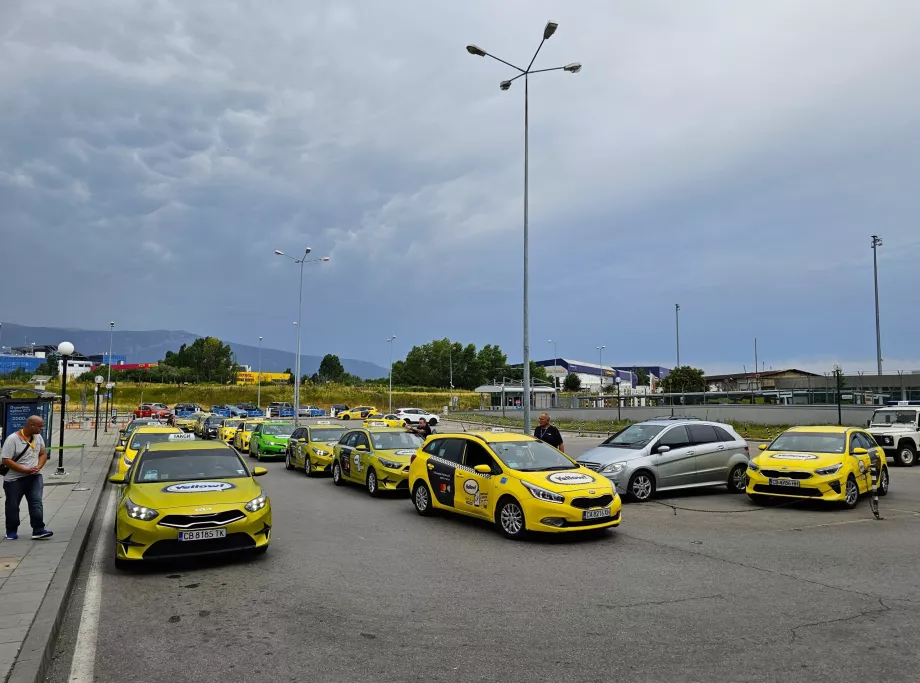 Stație de taxi în fața Terminalului 2