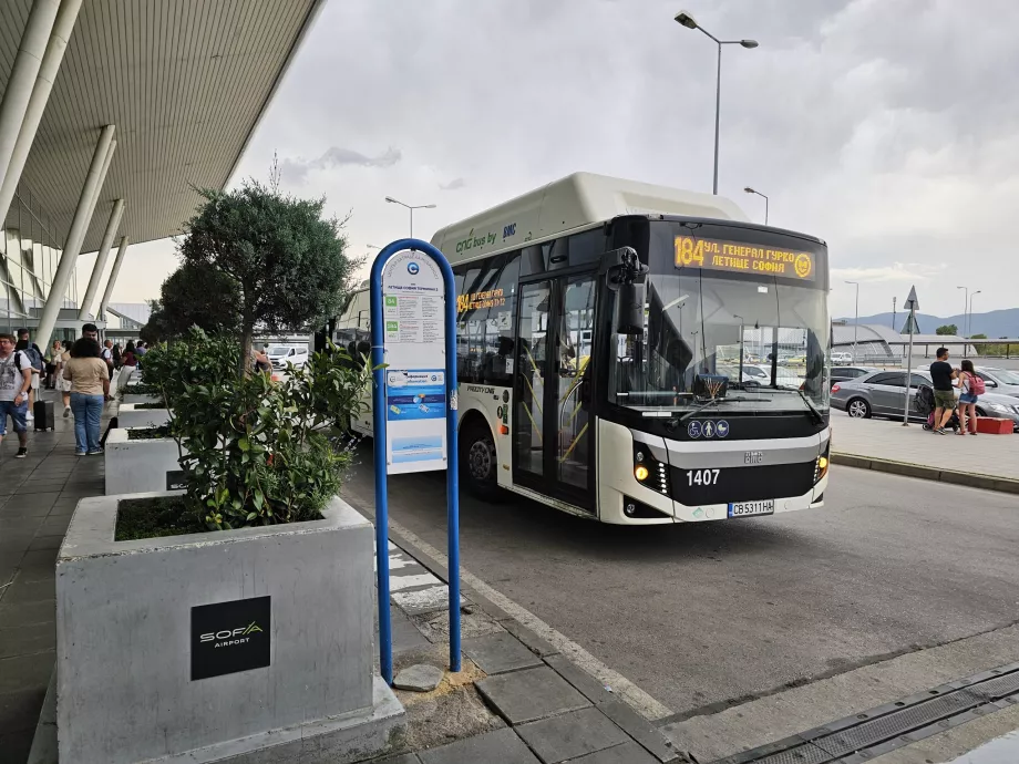 Stație de autobuz în fața Terminalului 2