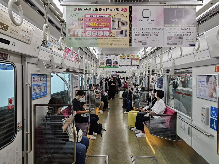 Interiorul metroului din Osaka