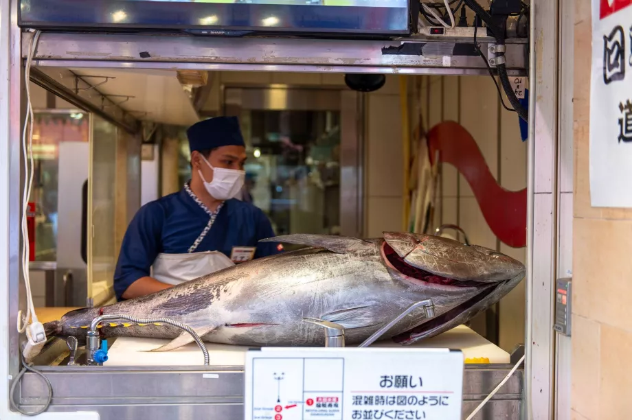 Prelucrarea tonului într-un restaurant de sushi