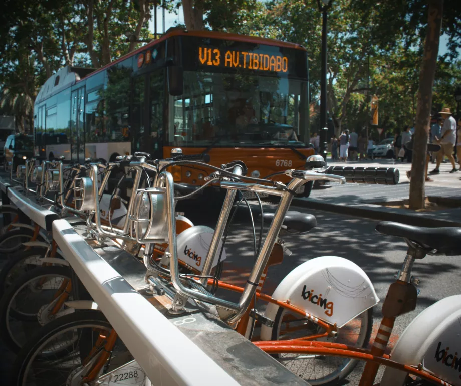 Partajarea autobuzelor și a bicicletelor Barcelona