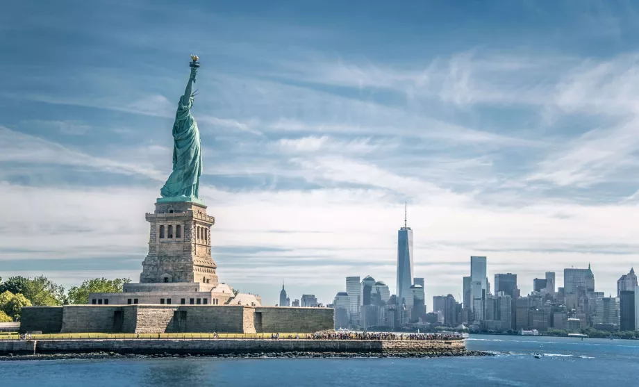 Statuia Libertății și Manhattan