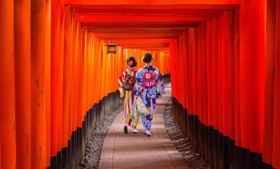 Doamne în kimono în Kyoto