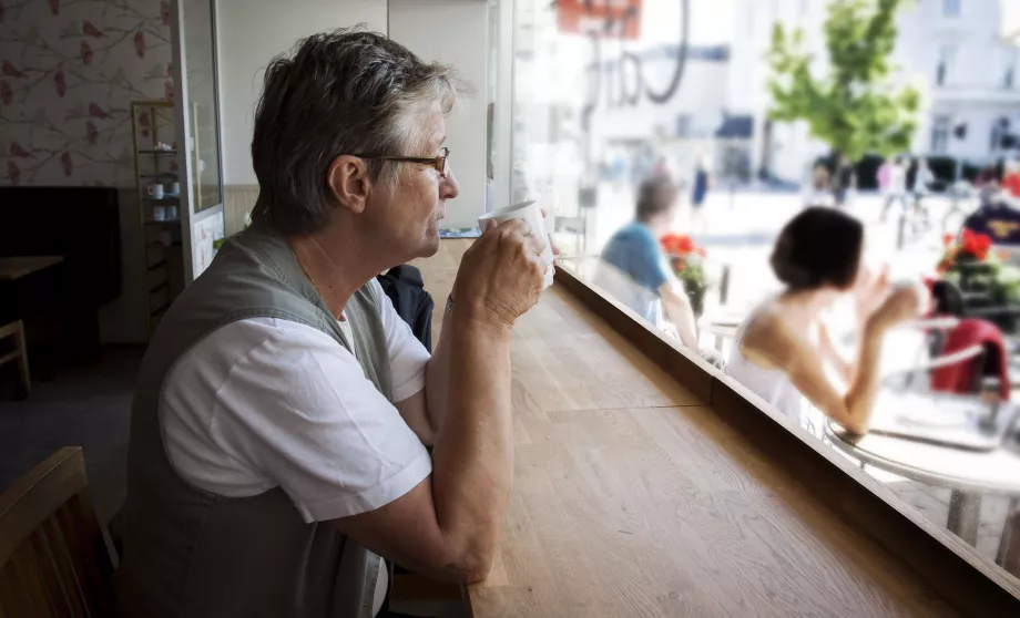 Femeie suedeză care bea cafea