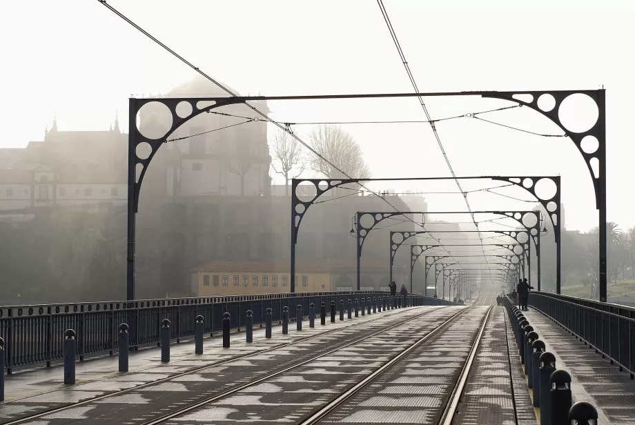 Puntea superioară a podului cu linia de tramvai