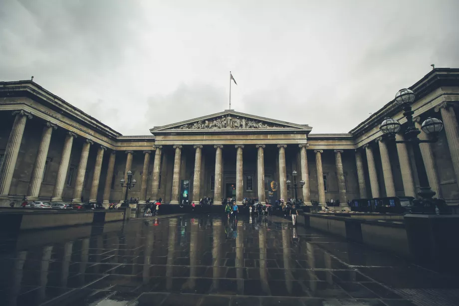 Fațada principală a British Museum